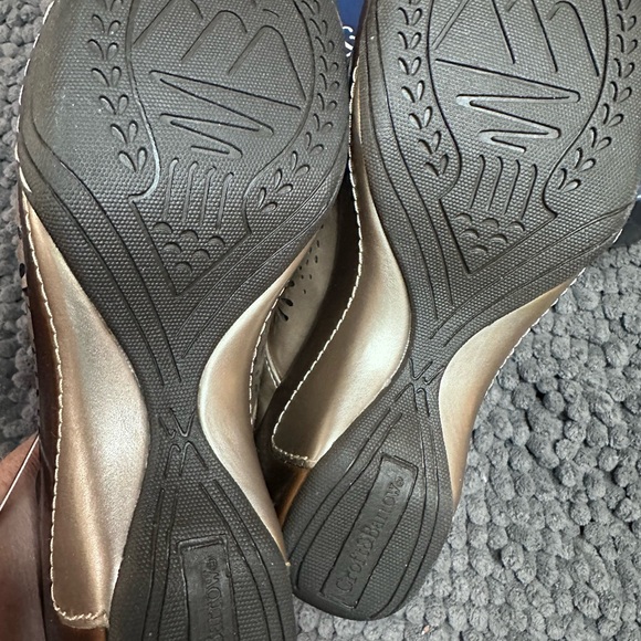 Croft & Barrow Metallic Wedged Sandals with Cutout Design - Picture 4 of 6